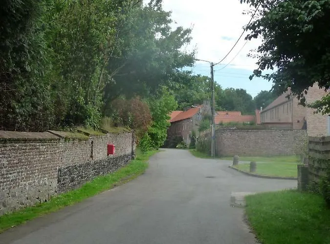 Qui Dort D'isnes Bed & Breakfast 3*